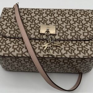 Beautiful dkny crossbody or shoulder bag